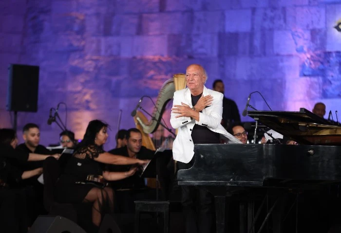 مفيش مغني غيري، وصلة هزار بين عمر خيرت وجماهير مهرجان القلعة (صور) وصلة من الهزار بين للموسيقار عمر خيرت، وجماهيره الحاضرة اليوم في اختتام مهرجان القلعة، حيث أشار الموسيقار إلى أنه