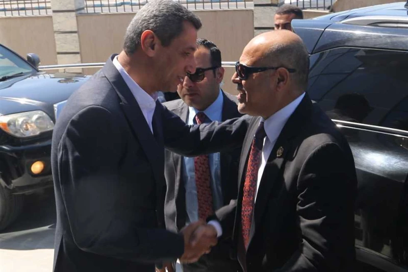 وزير العمل يقوم بزيارة مفاجئة للسويس قام وزير العمل محمد جبران، اليوم الأحد، بزيارة مفاجئة إلى محافظة السويس، بدأت ب لقاء مع المحافظ اللواء طارق حامد