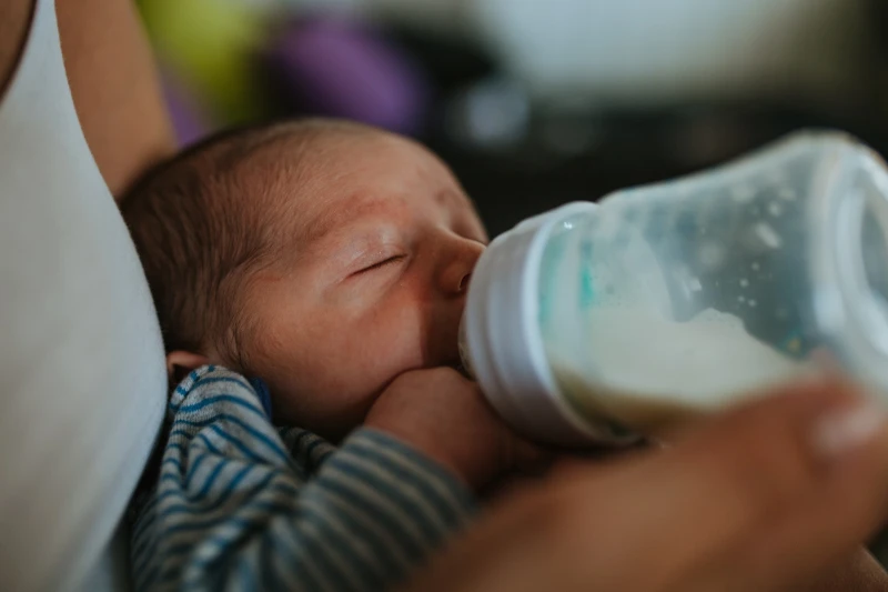 علامات تظهر على الرضيع المصاب بحساسية اللبن ، علامات تظهر على الرضيع المصاب بحساسية اللبن،لا يستطيع الأطفال التعبير عن مشاعرهم عند الشعور بالألم؛ لذا