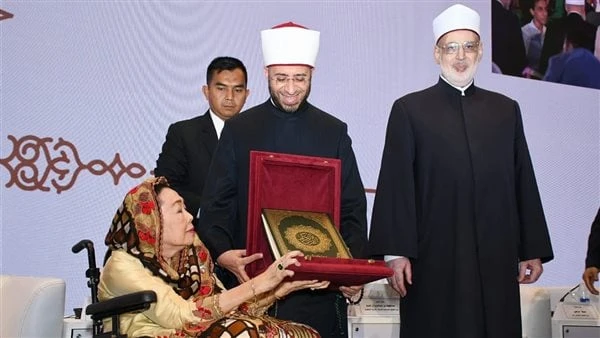 وزير الأوقاف يكرم عددا من الشخصيات المؤثرة في المجتمعكرم الدكتور أسامة الأزهري وزير الأوقاف عددا من الشخصيات البارزة والمؤثرة في المجتمع على هامش