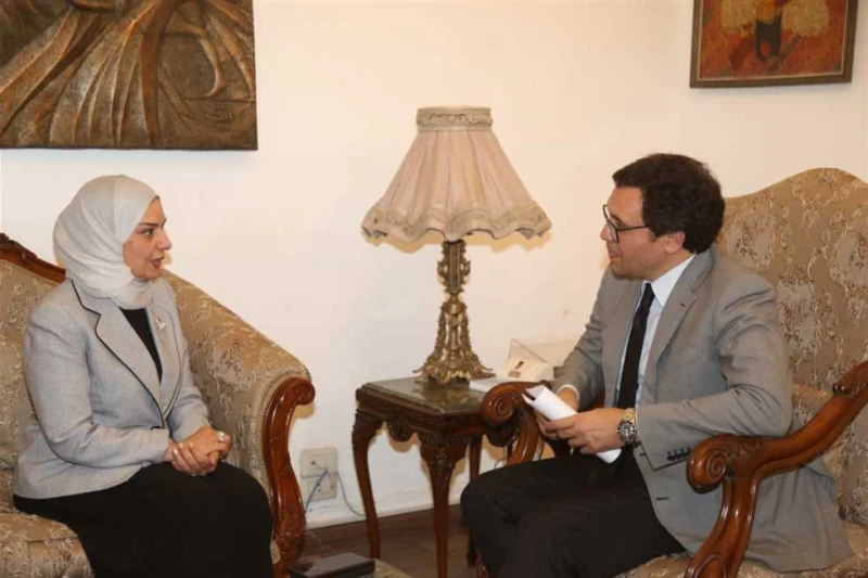 وزير الثقافة يلتقي سفيرة البحرين لبحث تكثيف أوجه التعاون الثقافي المشترك استقبل الدكتور أحمد فؤاد هنو، وزير الثقافة، السفيرة فوزية بنت عبدالله زينل،