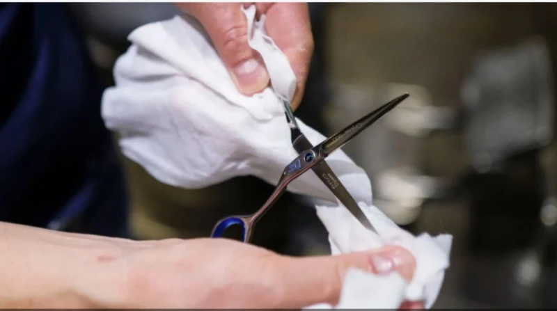 إلغاء وتأجيل 237 رحلة.. مقص ضائع يشل حركة الطيران باليابان في حادثة غريبة، شهد مطار نيو شيتوس الياباني، أحد أكثر المطارات ازدحاما في البلاد، حالة من الشلل التام بعد فقدان مقص صغير.