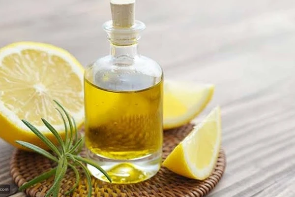 زيت الليمون حل سحري لكل مشاكل البشرة ووصفات سهلة التحضير.زيت الليمون هو زيت عطري يستخرج من قشور الليمون. يتميز برائحته المنعشة ونكهته الحمضية اللطيفة، مما يجعله إضافة مثالية للعديد