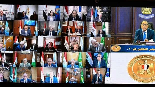 كشوف بالأسماء.. إجراء جديد من الحكومة بشأن سيارات ذوى الهمم ترأس اليوم الدكتور مصطفى مدبولي، رئيس مجلس الوزراء، اجتماعا لمجلس المحافظين، بمقر الحكومة بمدينة العلمين الجديدة، وذلك ب