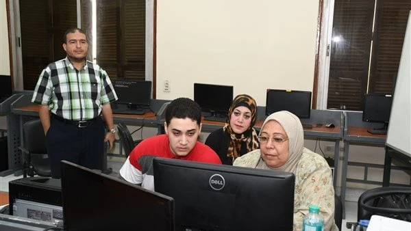 معامل التنسيق الإلكتروني بجامعة عين شمس تستقبل 5143 طالبا في ختام المرحلة الثانية اختتمت أمس معامل الحاسب الآلي للتنسيق الإلكتروني بجامعة عين شمس استقبال طلاب الثانوية العامة لتسجي