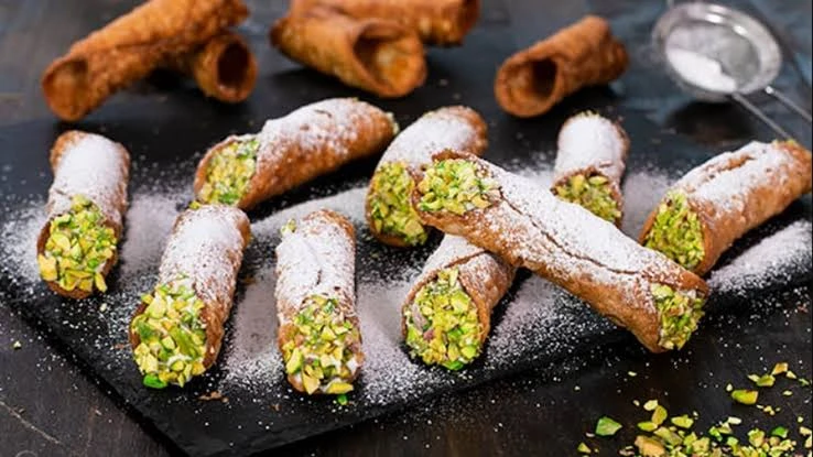 طريقة عمل حلى الكانولى الايطالية.. بمذاق لذيذ ومميزالكانولي هو أحد الحلويات الحلويات الإيطالية التقليدية الشهيرة، ويعود أصله إلى جزيرة صقلية. يعتبر