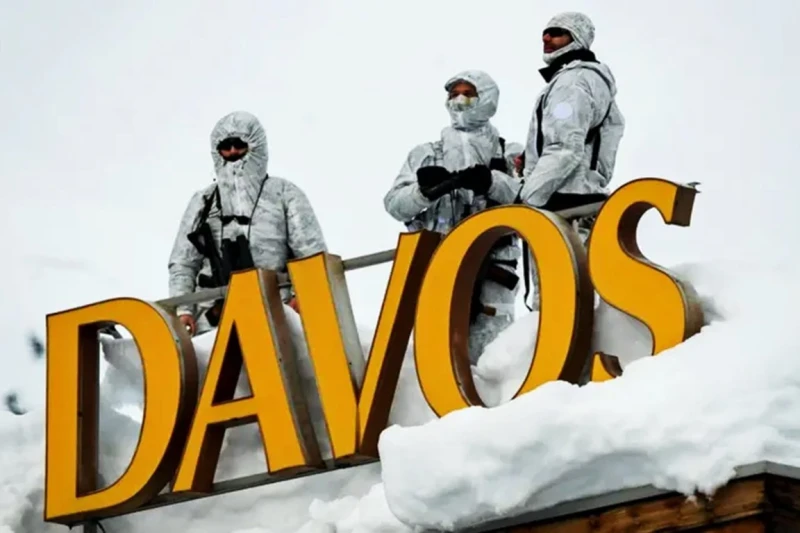 منتدى دافوس يتحول لمؤسسة عنصرية تتحرش بالنساء السودنشأ منتدى دافوس قبل عشرات السنين بهدف تحسين الوضع الاقتصادي لشعوب العالم، ولكن للأسف تحول المنتدى