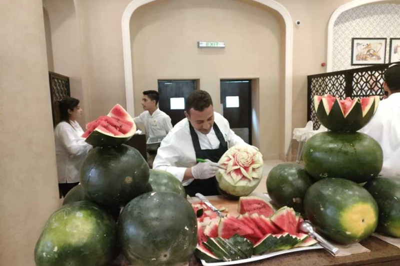 بالتزامن مع اليوم العالمي.. انطلاق مهرجان البطيخ ب الغردقة بمشاركة 24 شيفا نظم عدد من فنادق الغردقة مهرجان البطيخ باستخدام 3 أطنان و24 شيفا، وبمشاركة