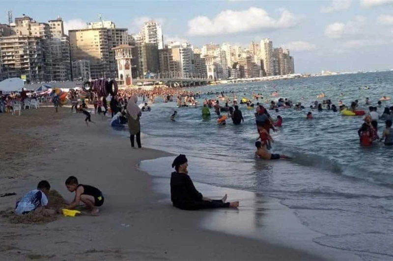 اخطفلك ساعتين على البحر.. المصايف تطالب رواد الشواطئ الالتزام بتعليمات رجال الإنقاذ بالإسكندرية شهدت شواطئ الإسكندرية، اليوم الجمعة، إقبالا متوسطا من