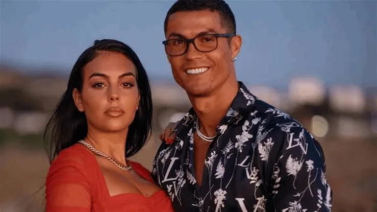 رونالدو يعترف بزواجه من جورجينا في مفاجأة كبيرة من العيار الثقيل، اعترف كريستيانو رونالدو، أنه متزوج من جورجينا شريكة حياته والتي يواعدها منذ 2016،