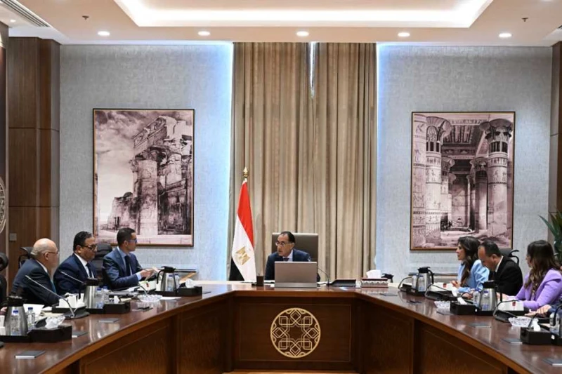 باستثمارات 300 مليون دولار.. إنتاج الثلاجة والديب فريزر في مصر الشهر المقبل التقى الدكتور مصطفى مدبولي، رئيس مجلس الوزراء، مساء أمس، المهندس أحمد الجندي، رئيس شركة هاير مصر، لمتابع