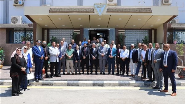 وفد نقابة البترول والكيماويات بالأردن يتغزل في إنجازات مصر بعد جولة السويسأجرى المحاسب أحمد السروجي، رئيس النقابة العامة للعاملين بالبترول، برفقة وفد
