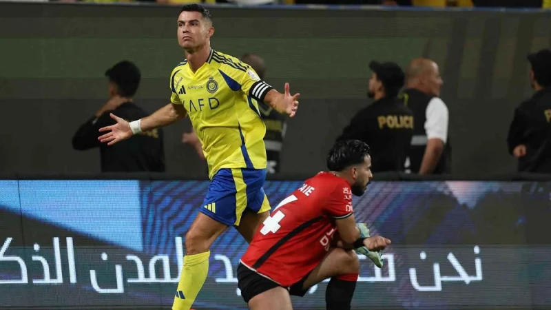 النصر يواصل عروضه الهزيلة وردة فعل رونالدو على تعادل العالمي مع الرائدشهدت مواجهة النصر والرائد في افتتاح دوري روشن السعودي للمحترفين، مشهدا جديدا من غضب النجم البرتغالي كريستيانو