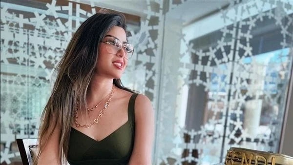 ميرنا جميل تشعل السوشيال ميديا بهذه الإطلالة صورشاركت الفنانة ميرنا جميل متابعيها أحدث إطلالاتها التي تتسم بالأنوثة والأناقة في آن واحد، مما جعلها