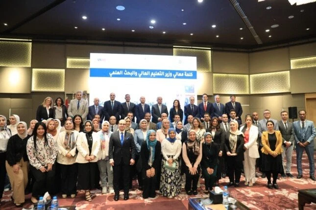 عاشور يفتتح ورشة عمل إطلاق المرحلة الثانية من برنامج رواد وعلماء مصر إطلاق المرحلة الثانية من برنامج رواد وعلماء مصرافتتح الدكتور أيمن عاشور وزير