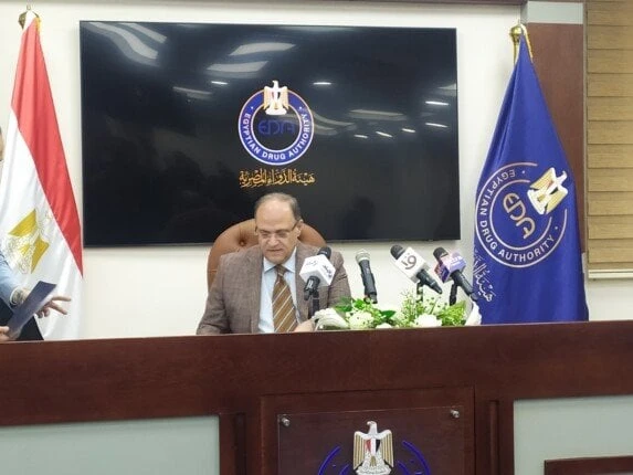 رئيس هيئة الدواء يكشف حقيقة التلاعب في المادة الفعالة للأدويةنفى الدكتور على الغمراوي، رئيس هيئة الدواء المصرية، وجود أي تلاعب فى المواد الخام أو فاعلية الأدوية الموجودة فى الأسواق