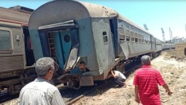 المحافظ ومدير الأمن فى موقع الحادث ...تفاصيل جديدة فى حادث قطار برج العرب توجه الفريق أحمد خالد حسن سعيد محافظ الإسكندرية إلي موقع الحادث فور تلقي