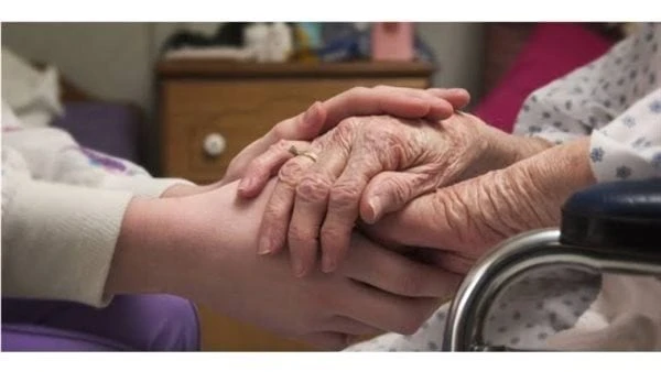 احذر.. 4 أمور من لم يفعلهم يكون عاقا لوالديه عقوق الوالدين كبيرة من الكبائر عند الله تعالى لأنه يترتب عليه قطع الرحم التى أوجب الله تعالى وصلها، عقوق