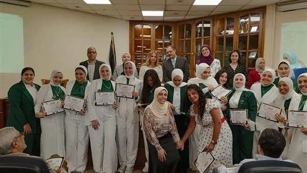 آداب عين شمس تحتفل بالفائزين في مسابقة آراثون للمشروعات الطلابية أقام إتحاد طلاب كلية الآداب بجامعة عين شمس () حفل توزيع جوائز مسابقة آراثون () في إصداراتها الأولى، تحت رعاية الدكت