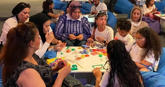 أطفال مختلفة الأعمار، يتقابلون من مختلف محافظات مصر في مكان واحد وهو مهرجان نبتة بالعلمين، ويشاركون بعضهم البعض الأنشطة والمهارات المختلفة من غناء