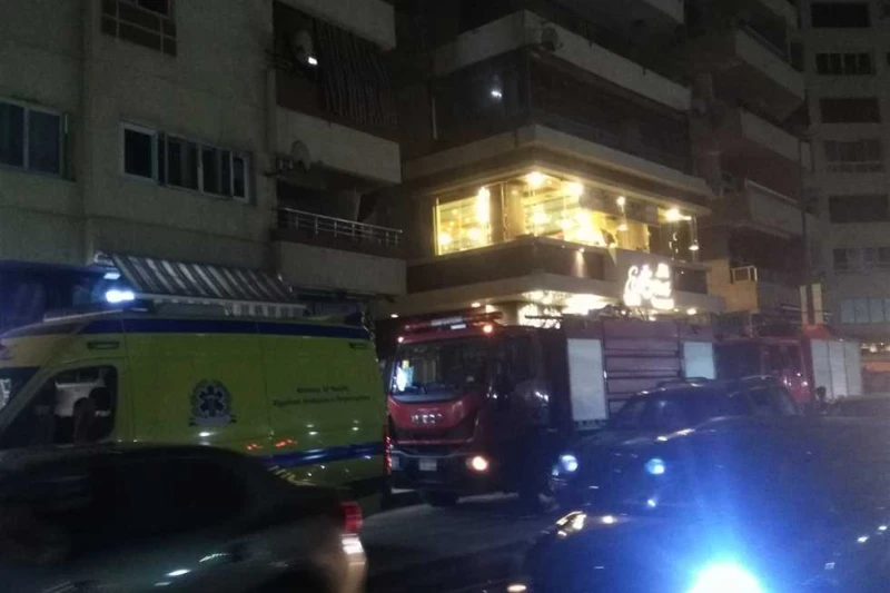 إصابة شخص في سقوط سقف عقار على كافتيريا بالإسكندرية اصيب شخض بكسور إثر انهيار سقف عقار مكون من 7 طوابق على رواد كافتيريا بمنطقة المندرة بطريق كورنيش الإسكندرية، فيما كشف الحى عن سا