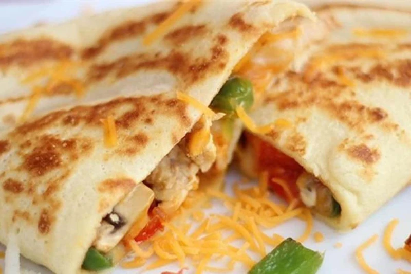 طريقة عمل كريب الفراخ مثل المحلات بطعم لا يقاوم في منزلكيبحث الكثير من الاشخاص عن الكريب هو نوع من المعجنات التي يمكن حشوها بمجموعة متنوعة من الحشوات، سواء الحلوة أو المالحة، يتمتع