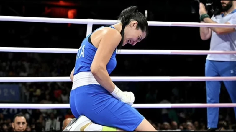 جنسها إيه؟.. ملاكمة جزائرية تسحق منافستها في 46 ثانية في نزال مثير للجدل، تغلبت الملاكمة الجزائرية إيمان خليف، 25 عاما، على منافستها الإيطالية أنجيلا كاريني، 25 عاما، رغم منعها من 