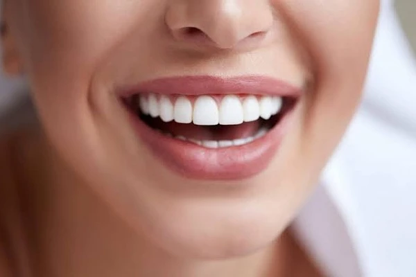 ابتسامة لامعة.. أفضل وصفات طبيعية لتبييض الأسنان.إذا كنت تبحث عن وسيلة طبيعية وفعالة لتحقيق ابتسامة بيضاوية ولامعة، فإن هذا المقال يقدم لك مجموعة من أفضل الوصفات الطبيعية لتبييض ال