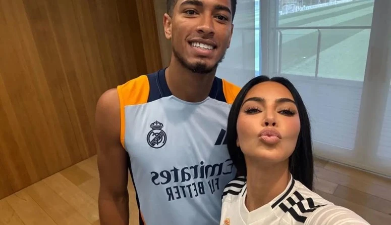 كيم كارداشيان في ربوع ريال مدريد... هل تواعد أحد اللاعبين؟ (صور)أخذت كيم كارداشيان ابنها الأكبر ساينت من طليقها المغني كانييه ويست، لمقابلة لاعبي فريق ريال مدريد لكرة القدم، في الع