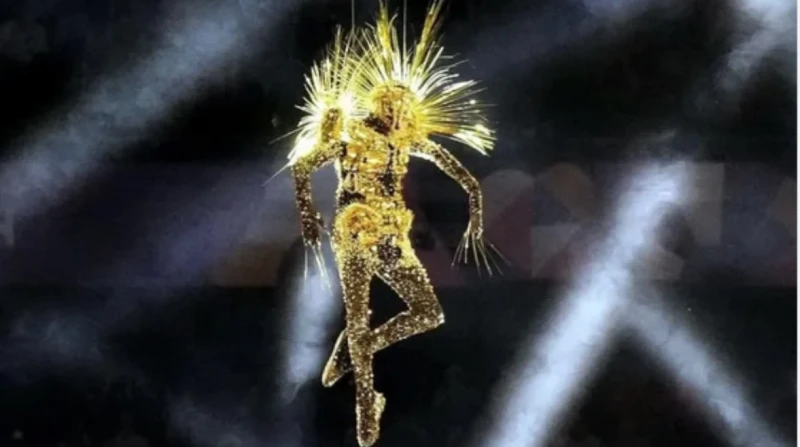 مغطى بالذهب والأشواك.. أولمبياد باريس تطوي الفعاليات بكائن الشر على طريقة حفل افتتاح أولمبياد باريس 2024، لم يسلم حفل الختام من إثارة الجدل، الذي نال