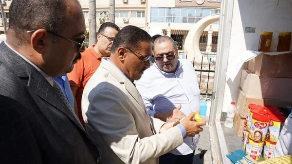 تخفيضات تصل ل25.. الزراعة تطلق قوافل غذائية إلى مطروح تفاصيل استقبل اللواء خالد شعيب محافظ مطروح اليوم الأحد قافلة المواد الغذائية من وزارة الزراعة واستصلاح الأراضى والتى تأتى ضمن 