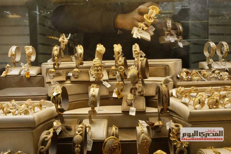 خبير: سعر الذهب سيتجاوز 4500 جنيه خلال الأيام القليلة المقبلة كشف ياسر سعد، خبير صناعة الذهب، عن أسباب تطورات أسعار الذهب خلال العام الجاري، موضحا أن