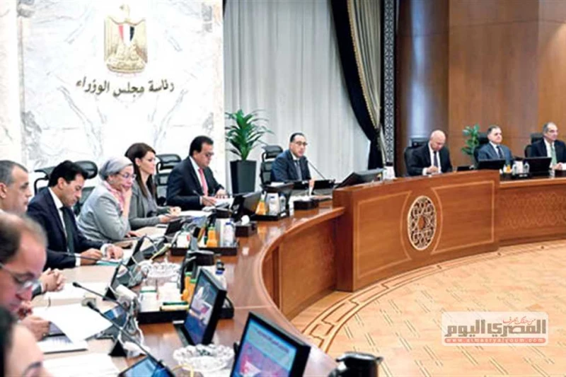 الحكومة تتعهد بحلول غير تقليدية لمشكلات المصانع المتعثرة أكد الدكتور مصطفى مدبولى، رئيس مجلس الوزراء، أن الحكومة ستعمل على دراسة المشكلات والتحديات