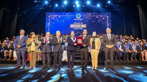 بحفل تخريج كلية الطب..تكريم وزيرة البيئة ومنحها درع جامعة مصر للعلوم والتكنولوجياشاركت الدكتورة ياسمين فؤاد، وزيرة البيئة فى حفل كلية الطب البشري