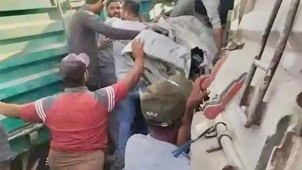 قطار يدهس سيارة نقل في برج العرب ويعطل حركة القطارات وقع حادث مروع قبل قليل أمام مزلقان برج العرب في منطقة الهوارية، حيث تصادم قطار مع سيارة نقل ثقيل