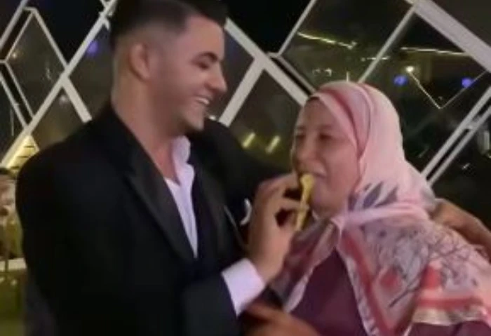 شاب يترك عروسته أثناء تقطيع التورتة ويذهب ليذوق والدته أولا (فيديو) تداول عدد كبير من رواد موقع التواصل الاجتماعي الشهير فيس بوك، مقطع فيديو لشاب ترك