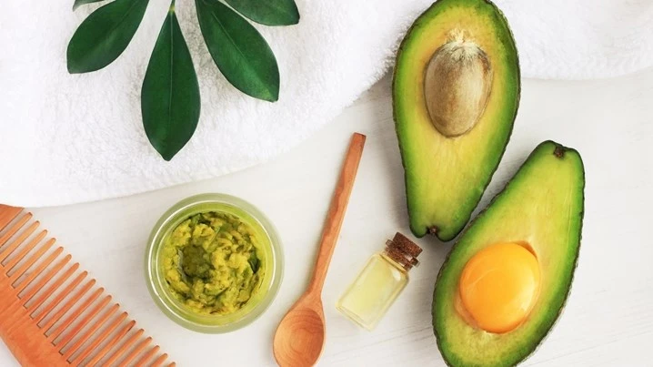 ماسكات طبيعية للشعر الجاف.. أفضل 5 ماسكات منزليةالعناية بالشعر الجافيعاني العديد من الأشخاص من مشكلة الشعر الجاف، والتي تعاني منها وتكسر الشعر وتفقده