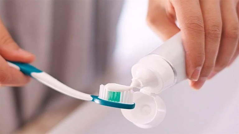 هل من الأفضل شطف الفم بالماء بعد استخدام معجون الأسنان أم لا.. طبيب يجيب لايف ستايل شاهد المقال التالي من صحافة مصر عن هل من الأفضل شطف الفم بالماء