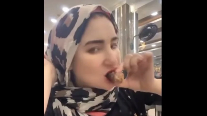 فود بلوجر تثير الجدل.. ما علاقة الحمام المحشي؟ أثارت فود بلوجر الجدل خلال الساعات الماضية، وتعرضت لهجوم كبير عبر منصات التواصل الاجتماعي المختلفة بعد تداول فيديو لها وهي تهاجم أحد