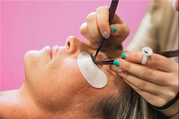 من عث الرموش لتآكل القرنية.. مخاطر تركيب الرموش الصناعية متفرقات شاهد المقال التالي من صحافة مصر عن من عث الرموش لتآكل القرنية مخاطر تركيب الرموش الصناعية، من عث الرموش لتآكل القرن