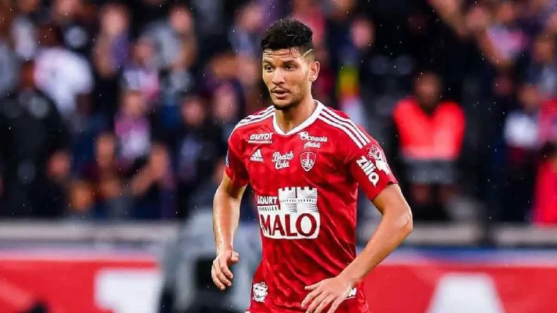 الكشف عن تفاصيل تعاقد النادي الأهلي مع المدافع المغربي أشرف داريفي صفقة من شأنها أن تعزز خط دفاعه بشكل ملحوظ، أوشك النادي الأهلي المصري على حسم صفقة المدافع المغربي الموهوب أشرف دا