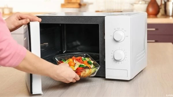 تسبب حريقا وشرارة.. احذر وضع هذه الأشياء في الميكرويفبالرغم من أن الميكرويف لا غني عنه في كل منزل، إلا أن هناك أشياء ممنوع أن توضع داخل الميكرويف،