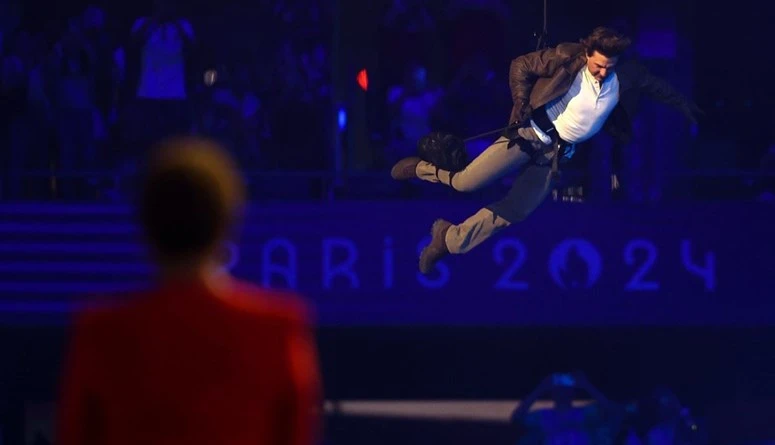 عرض هوليوودي في اختتام الأولمبياد... توم كروز يهبط من سقف ملعب فرنسا (صور وفيديو)هبط الممثل الأميركي توم كروز من سقف ملعب فرنسا، في حفل ختام أولمبياد