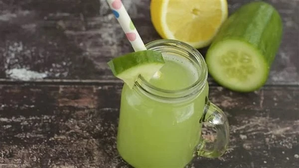 3 مشروبات سريعة وفعالة للتخلص من سموم الجسممشروبات التخلص من السموم من الفواكه والخضروات التي تحتوي على خصائص مضادة للأكسدة ومدرة للبول، تساعد على تحسين وظائف الأمعاء وتقليل احتباس