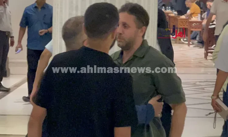 نجوم الفن يتوافدون على عزاء والد أحمد صلاح حسني (صور) تعرف على التالي نجوم الفن يتوافدون على عزاء والد أحمد صلاح حسني (صور)، مازال نجوم الفن يتوافدون