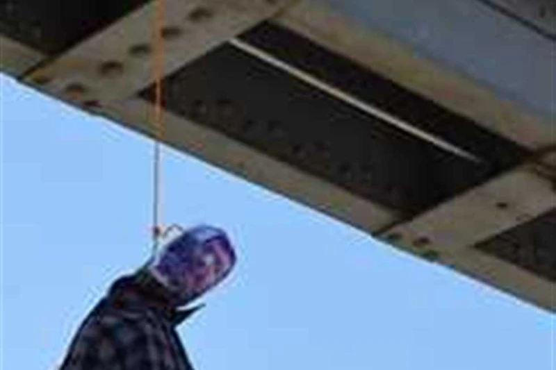 ربه منزل تتخلص من حياتها شنقا ب المنيا.. ما القصة؟ تخلصت ربه منزل من حياتها، اليوم السبت 24 أغسطس، شنقا في احدي قري مركز بني مزار بالمنيا، بسبب اضطرابات نفسية. تلقي اللواء مجدي سال