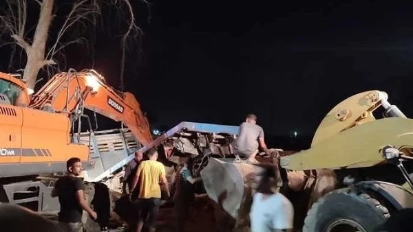 ننشر أسماء المتوفين والمصابين في حادث انقلاب تريلا على سيارتين بالفيوم شهد طريق الفيوم القاهرة حادثا مأساويا فجر اليوم، حيث وقع حادث انقلاب سيارة