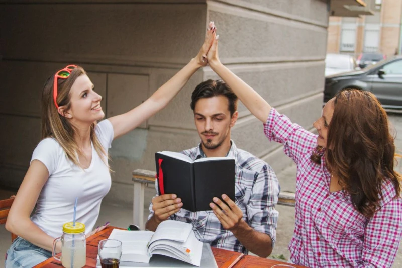 نصائح عند اختيار الأصدقاء في بداية الحياة الجامعية ، نصائح عند اختيار الأصدقاء في بداية الحياة الجامعية،بداية الحياة الجامعية هي المرحلة الأصعب