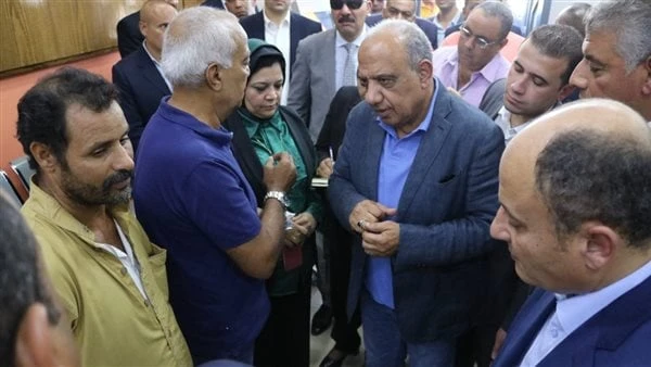 وزير الكهرباء يقف فى الطابور للحصول على خدمة تركيب عداد.. ماذا حدث؟واصل الدكتور محمود عصمت، وزير الكهرباء والطاقة المتجددة، الجولات الميدانية للوقوف على مستجدات تنفيذ الخطة العاجلة