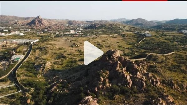 في قرية الشفا.. مصور يوثق مناظر طبيعية بكاميرا الدرون من سماء السعوديةأظهر مصور باكستاني جمال المملكة العربية السعودية بعدسة كاميرته، والتي لم تظهر